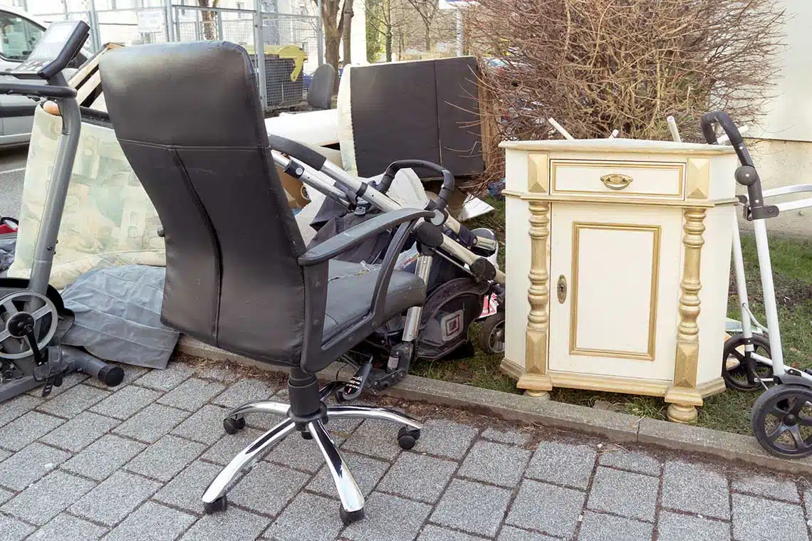 3 Ways To Properly Dispose Of Furniture